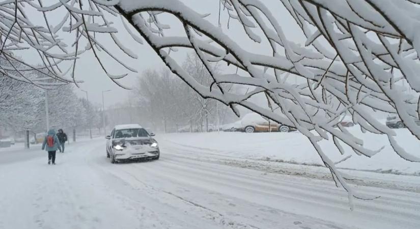 Több vármegyét bénít meg a havazás - látványos képeken a súlyos hóhelyzet