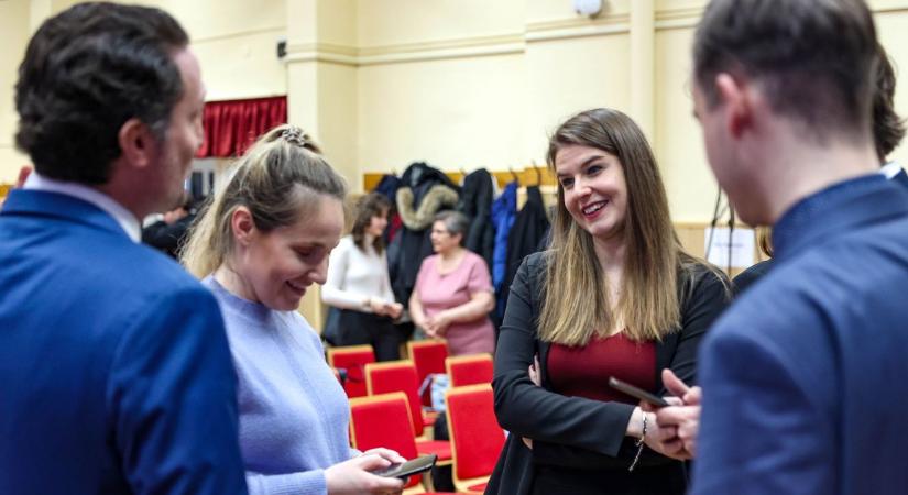 Angol tudásukat villantották meg két vármegye eminens diákjai (képgalériával)