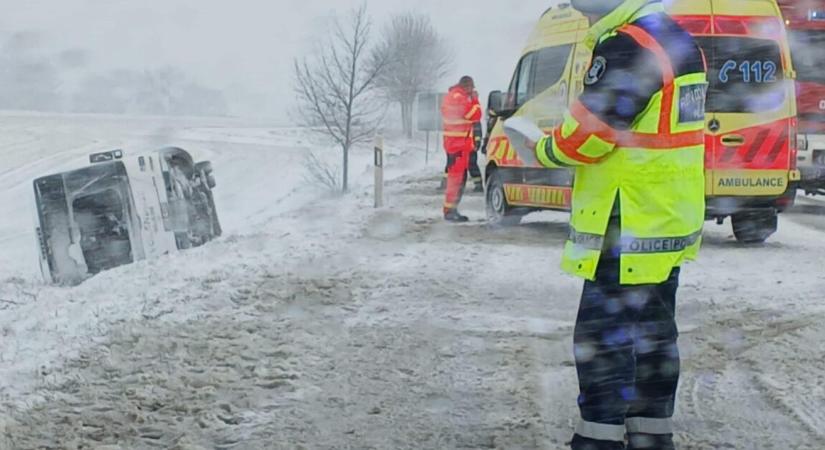 Új információk érkeztek a péntek reggeli rendkívül súlyos vidéki buszbalesetről – már fotó is van a helyszínről