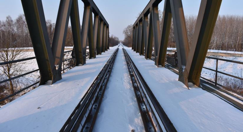 Jelentett a MÁV: válságos a helyzet, tömegbaleset Andráshidánál