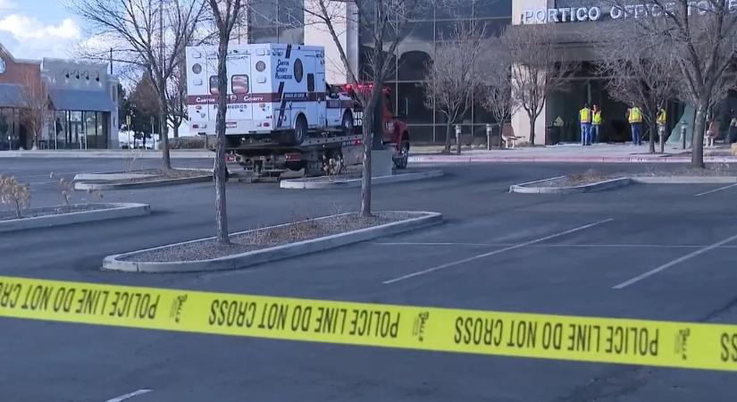 Lopott mentőautóval hajtott a belbiztonság egy épületébe, majd fel akarta gyújtani a járművet