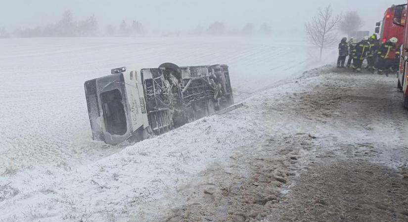 Válságos a közlekedési helyzet Nyugat-Magyarországon a havazás miatt