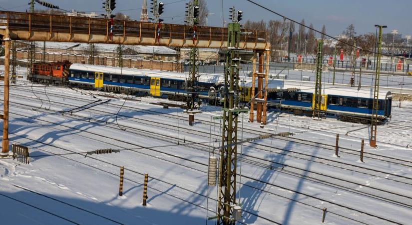 Nincs áram a Balatonnál, állnak a vonatok