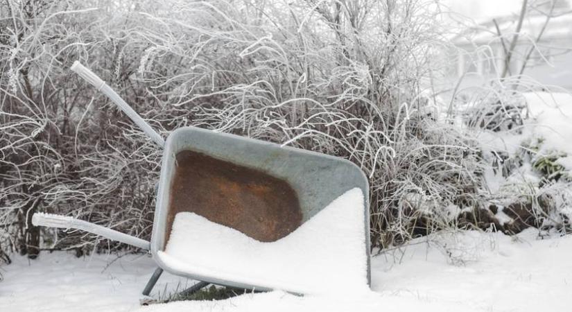 Extrém időjárás csapott le Sopronra: talicskával hordják az utakról a havat