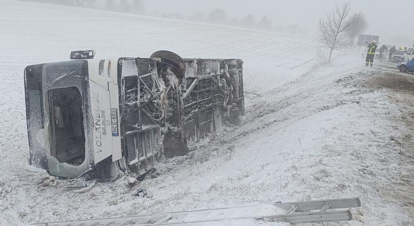 A szélvédőn át menekültek: iszonyú sok a sérült a brutális zalai buszbalesetben