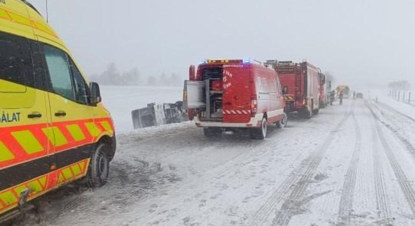 Ítéletidő tombol Nyugat-Magyarországon, hatalmas káosz a közlekedésben