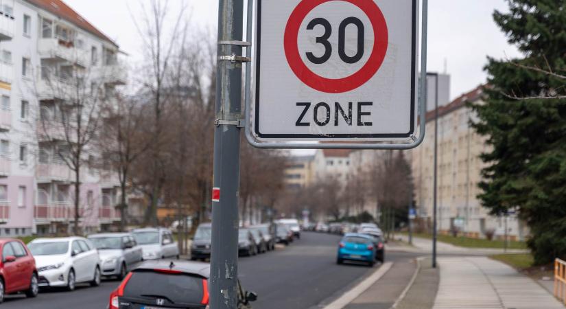 Négyszeres tempóval döntgetett a porschés a 30-as zónában