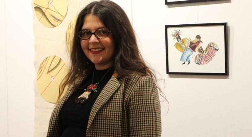 A busómaszk mögött: a mohácsi alkotó megfestette a zenekarát – és az életre kelt