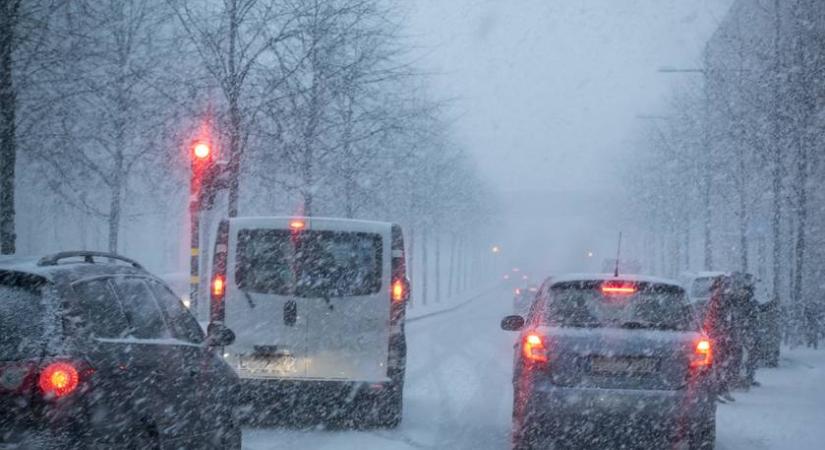 Óriási közlekedési káosz az országban a havazás miatt: ha itt laksz, ne indulj útnak