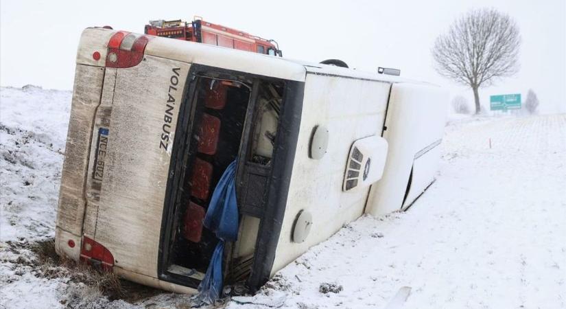 Ránk rúgta az ajtót a tél! Balesetek, nehezen járható utak szerte Zalában