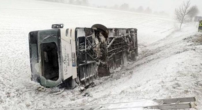 Káosz az országban, 16 busz szenvedett balesetet a hó miatt