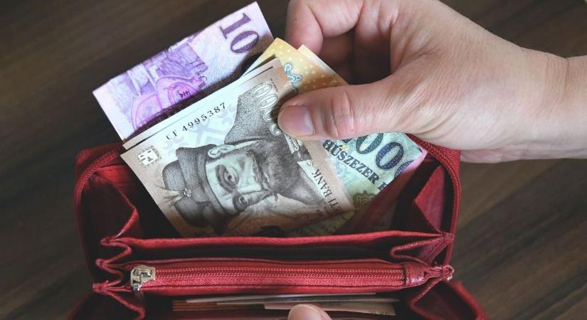 Mi lenne ha milliárdok hullanának az ölünkbe? Olvasóinkat kérdeztük és egészen megdöbbentő válaszokat kaptunk.