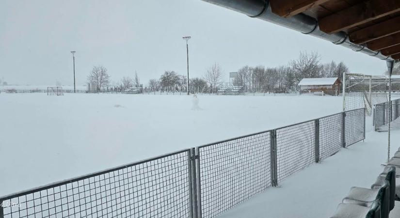 Hó alatt a futballpályák