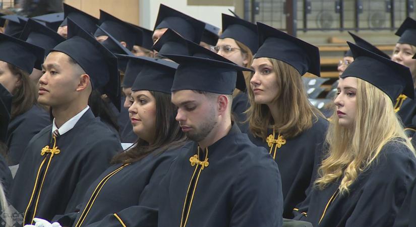 Tripla diplomaosztó az egyetemen