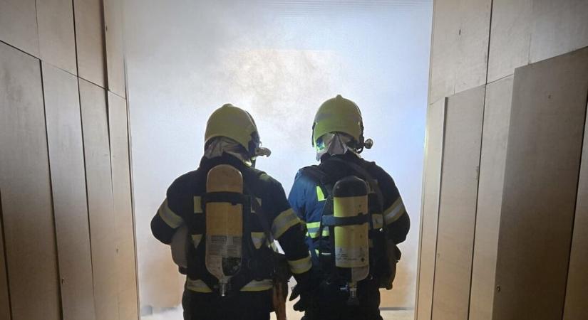 Tűz ütött ki egy szlovákiai börtönben, a fogvatartottak öltözőjében