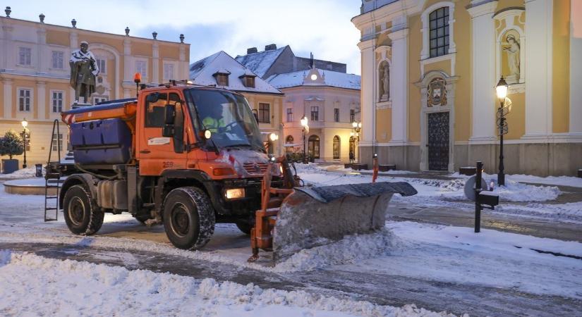 Megkezdődött a síkosságmentesítés Győr belvárosában