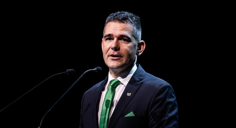 Novák Előd javaslatára ásványvízre váltották az LMBTQ-jogokat reklámozó üdítőket