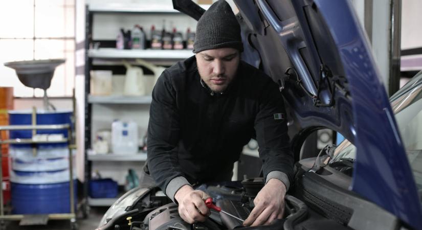 Drágul az autózás, ennyivel emelkedett a műszaki vizsga és a gépjárműadó