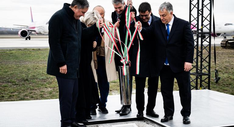 Kapaszkodjon meg, ezt rejtette Orbán Viktor a reptéri időkapszulába az alapkőletételen
