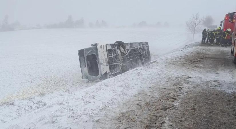 Hóhelyzet: 16 busz szenvedett balesetet - Fotó