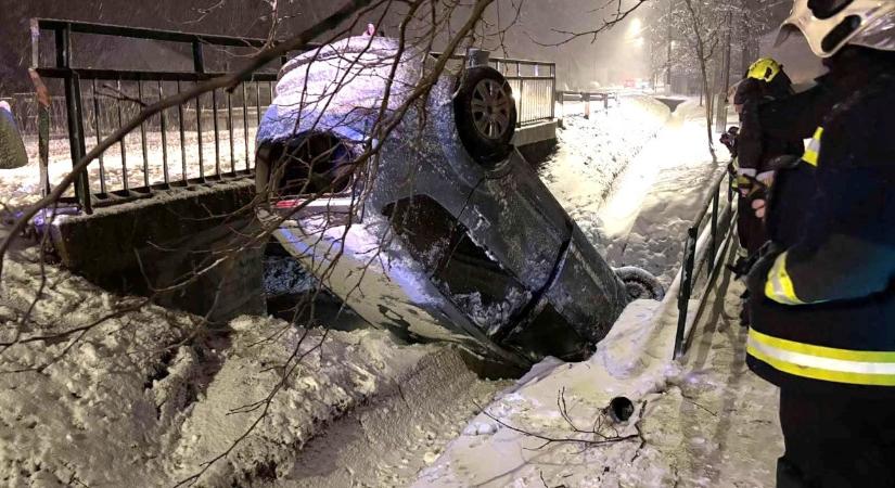 Válságos a helyzet, az egész országban sok települést elzárt a hó