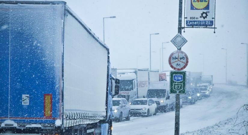 Hóvihar: Teljesen leállt a forgalom a 86-os és M86-os utakon Szombathelynél