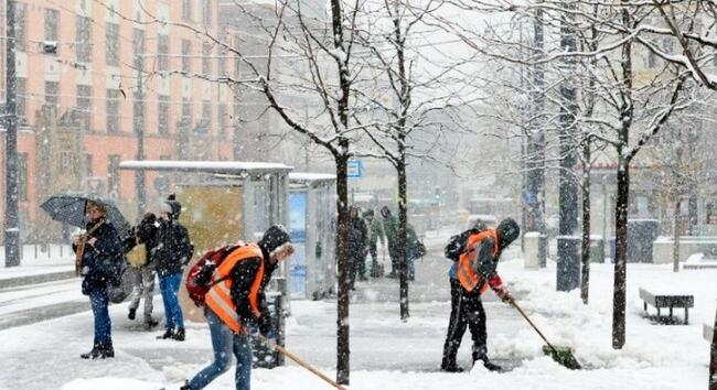 Időjárási riasztás: havazás, hófúvás és ónos eső jön - korlátozhatják a kamionforgalmat