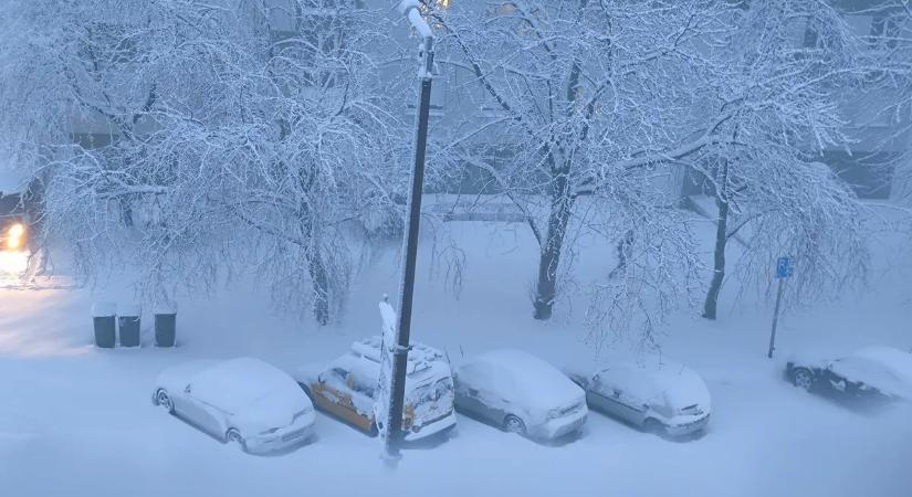 A hóhelyzet egyre csak fokozódik: összehívták a védelmi bizottságot Sopronban, már a határt is lezárták