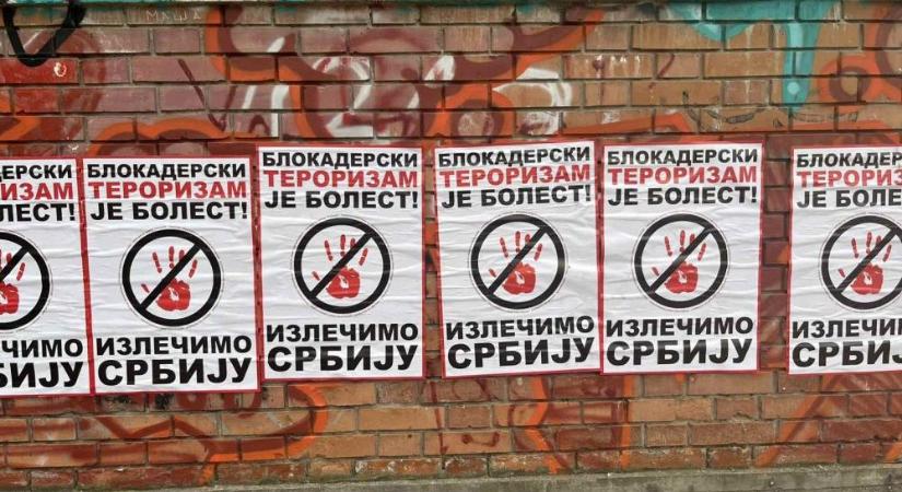 Kihelyezni lehetett, de levenni nem engedték a gyűlöletkeltő plakátokat Újvidéken