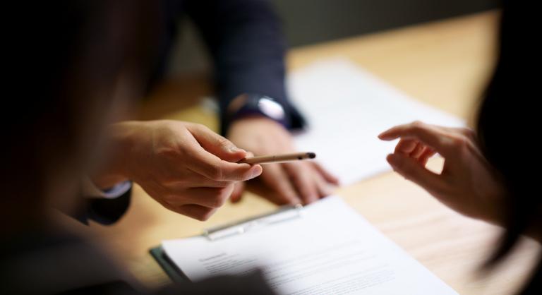 Milliókat bukhat márciusban, aki nem nézi át időben a szerződését