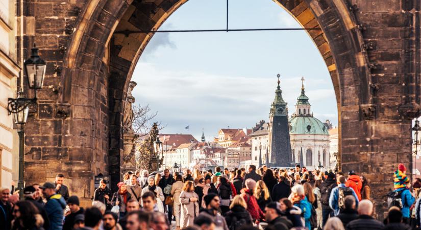 Akkora a tömegnyomor ezekben a turistaparadicsomokban, hogy extra adót vetnek ki az utazókra