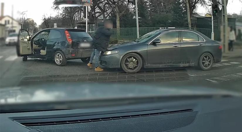 Pesti abszurd: az út közepén kezdett tombolni egy begőzölt autós