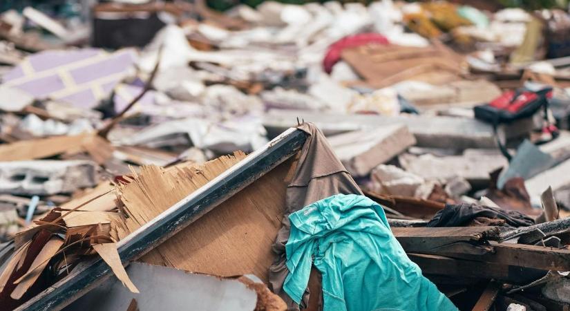 Elképesztő! Mérgező hulladékot raktak le a település közelében