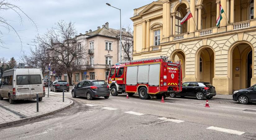 Munkahelyi baleset történhetett a Szolnoki Törvényszék épületfelújítása közben