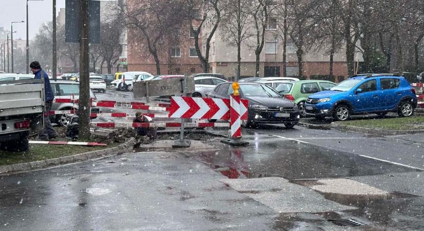 Távhővezeték bontás, hibaelhárítási munkák Győr forgalmas utcájában - fotók