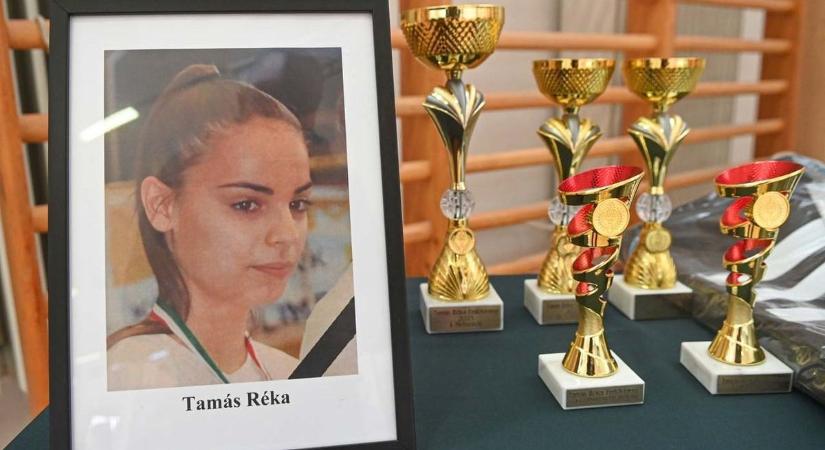 A 2021-ben elhunyt Tamás Réka szekszárdi diákra emlékeznek ma Szekszárdon