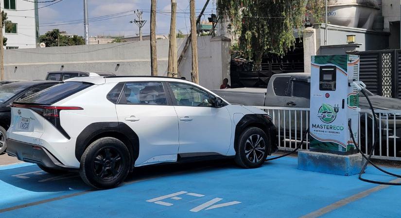 Európa 10 év múlva sem meri meglépni, egy meglepő ország azonban már be is tiltotta a robbanómotoros autókat – Kína dörzsölheti a tenyerét