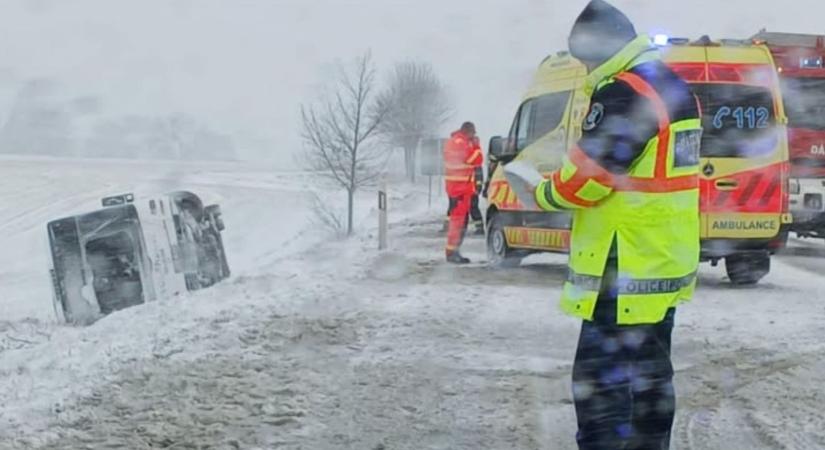Eddig 16 busz szenvedett balesetet a hó miatt, akadozik a vonatforgalom is Nyugat-Magyarországon