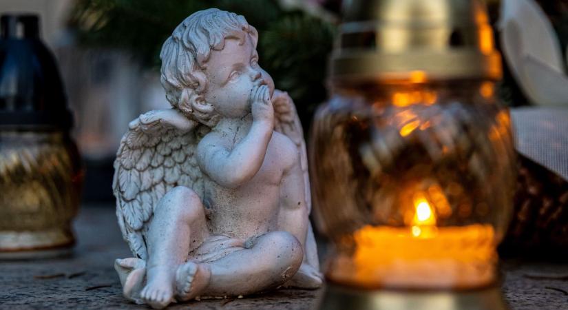 Emlékhelyet kaptak a vendégbabák - megtörtént az avatás az oroszlányi temetőben