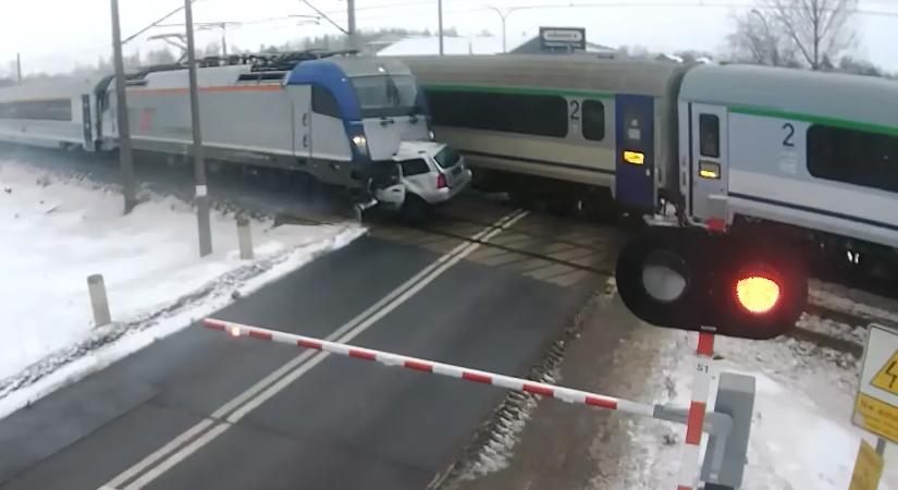 Videó: lerobbant a síneken a kombi, két vonat is belerongyolt