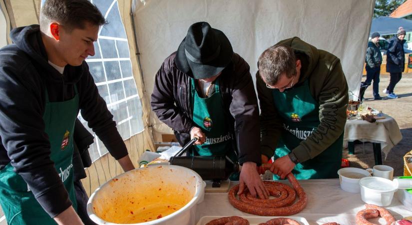 Ballószögön újra megrendezik a kolbásztöltő versenyt, ingyenes koncertekkel és finom falatokkal!