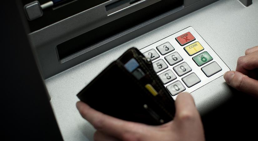 Ismét belepiszkáltak az ingyenes készpénzfelvételi szabályokba: legyen résen, akinek ilyen bankszámlája van