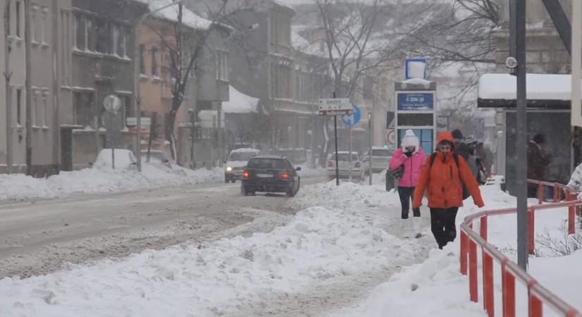 Hókáosz az országban, Nyugat-Magyarország teljesen elesett, a határokat is lezárták, Sopronban csak így lehet közlekedni