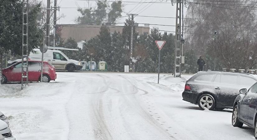 Az osztrák határ nyitva, az utak járhatóak, de néhol hóátfúvás nehezíti a közlekedést a Rábaközben