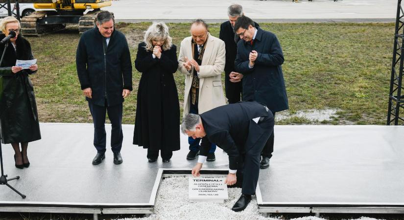 Orbán Viktor Korda György és Balázs Klári segítségével letette a Liszt Ferenc reptér 3-as termináljának alapkövét