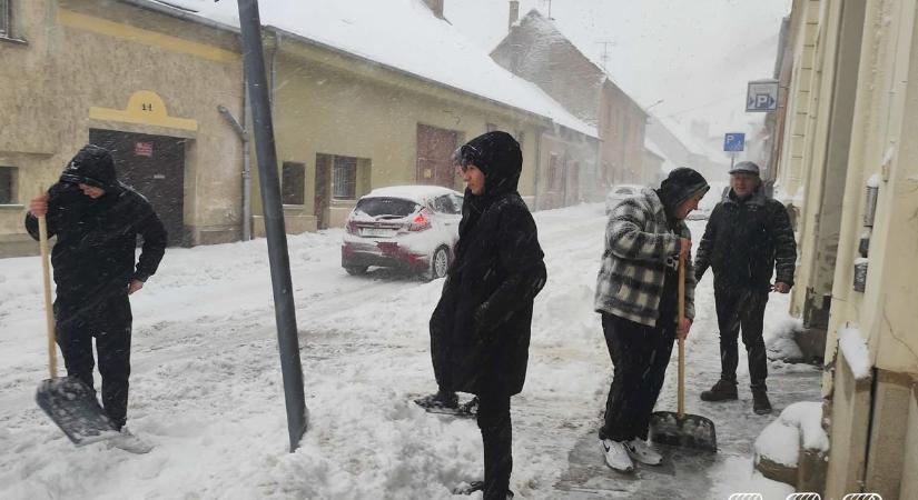A fiatalok is hólapátot ragadtak - Segítettek a handleresek Sopronban