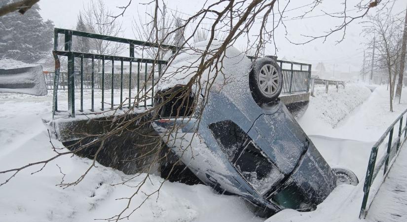 Rendkívüli helyzet az utakon – felborult egy autó Sében!