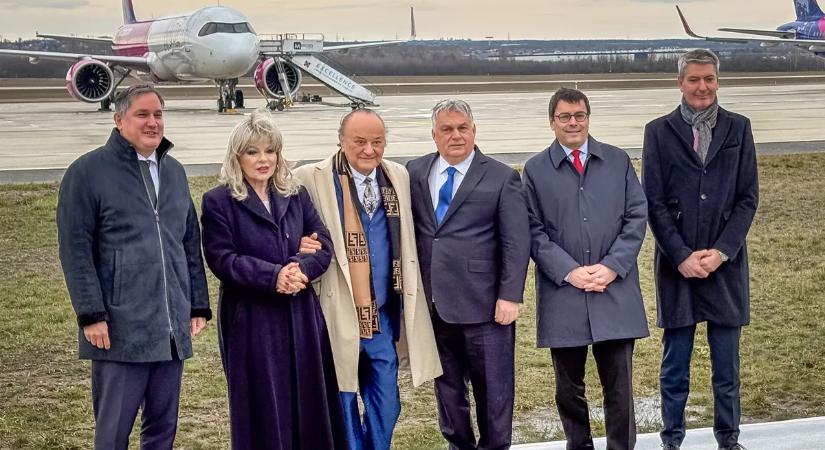 Orbán Viktor exkluzív fotót mutatott a reptéri alapkőletételről
