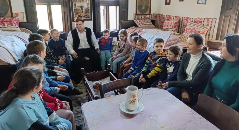 Élőszavas mesemondás a Nagyberegi Tájházban