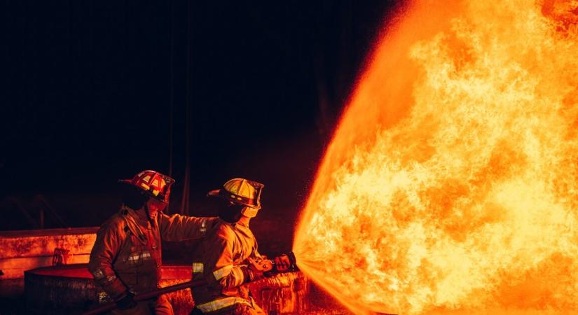Videón a hatalmas csepeli tűzeset – 110 embert kellett azonnal evakuálni